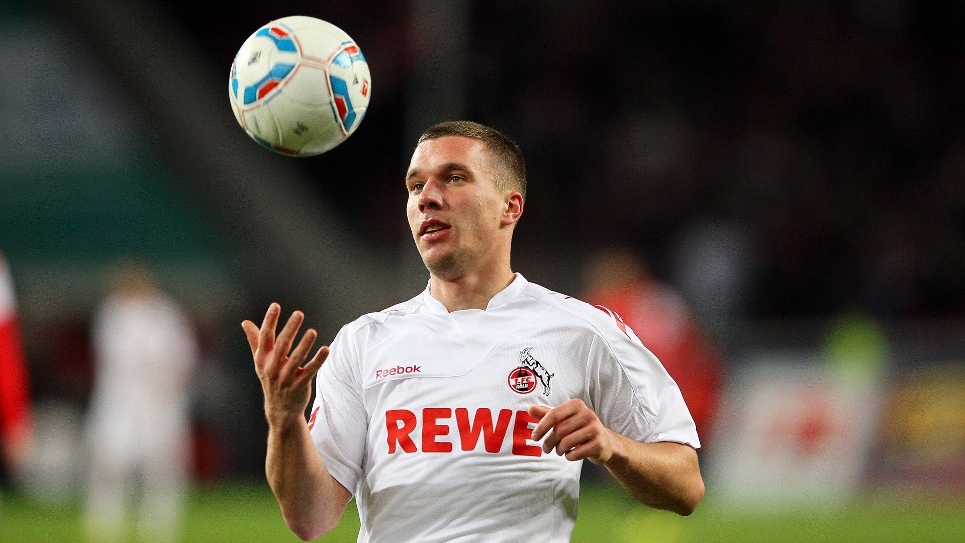 夜间田径赛首次试行,灯光效果获好评,夜晚田径场跑道照片