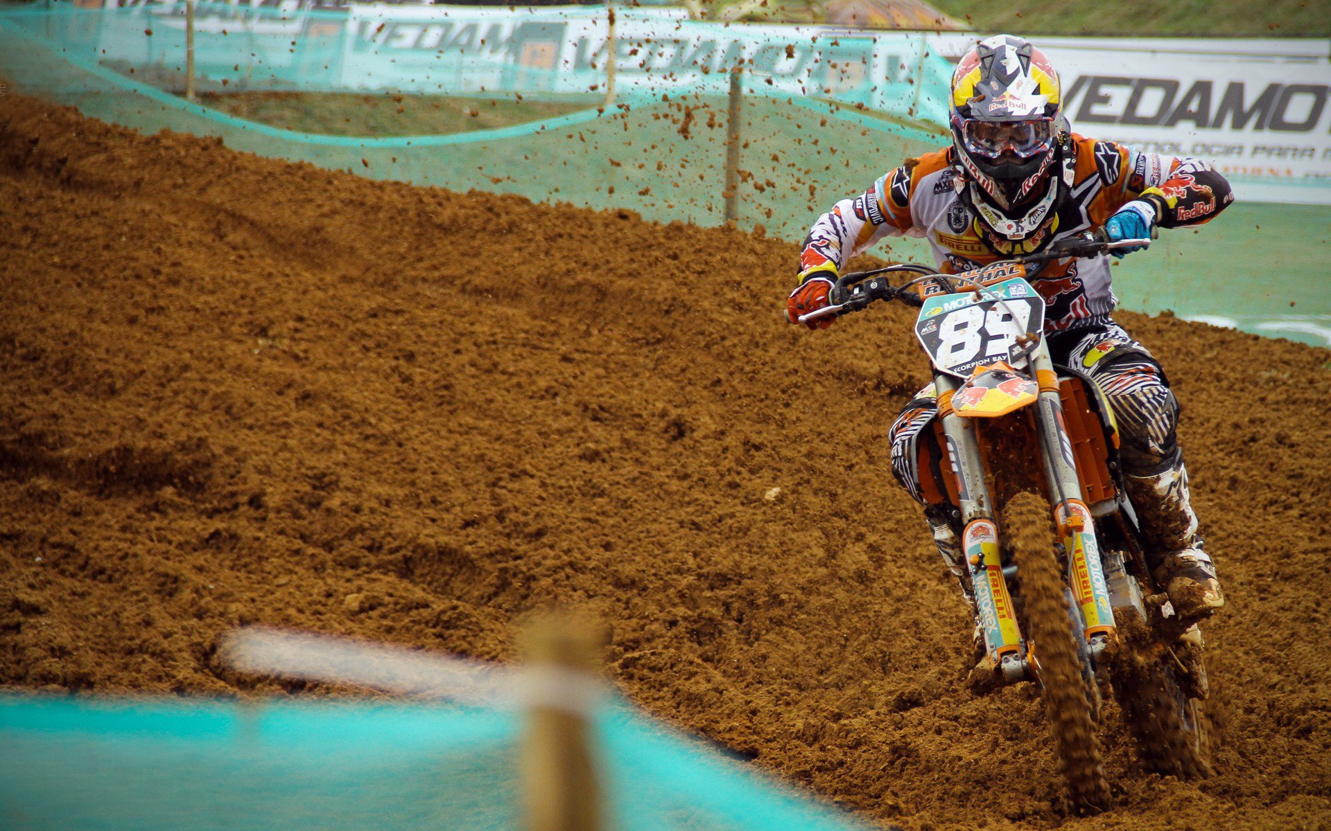 爱游戏官网充值-教练应对主场失利后动荡心态与战术重塑策略，主教练两次技术犯规